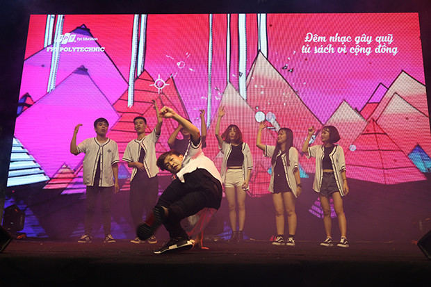 <p> Các thành viên CLB Hiphop F-Poly mang Breakdance và Popping lên sân khấu để "quẩy" cùng khán giả. </p>