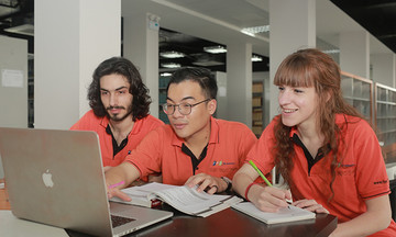 Sinh viên ĐH FPT học tiếng Anh tại Brunei và Malaysia