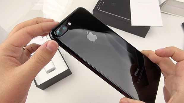 iPhone 7 Plus phiên bản màu đen bóng với mức giảm giá lên đến 2 triệu đồng.