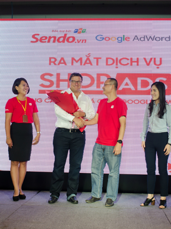 Ông Nguyễn Đắc Việt Dũng - Chủ tịch Hội đồng quản trị Sendo cùng ông Matthew Heller - Giám đốc đối ngoại Đông Nam Á của Google ra mắt dịch vụ quảng cáo Shop Ads.