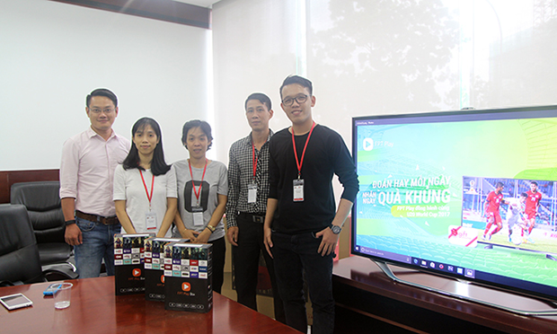Anh Nguyễn Khắc Tuấn - Giám đốc Kinh doanh FPT Play Box (góc trái) và những người thắng giải
