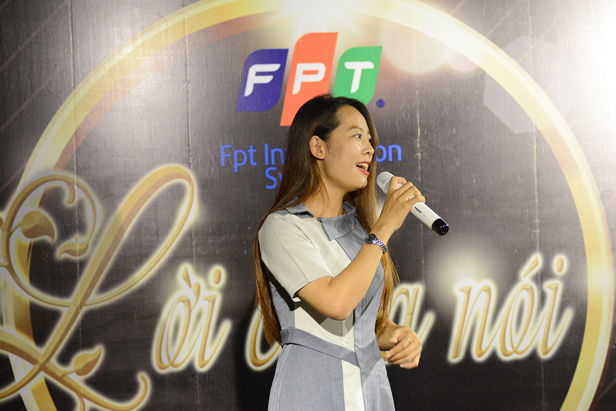 <p> Lần đầu tiên hát trong đêm nhạc nên Nguyễn Thị Nô En (FPT IS GMC) khá hồi hộp khi thể hiện "Nơi tình yêu bắt đầu".  </p>