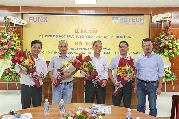 Anh Nguyễn Thành Lâm (ngoài cùng bên phải) trong lễ ra mắt đại diện chính thức của Đại học trực tuyến kiểu FUNiX tại TP.HCM ngày 17-7