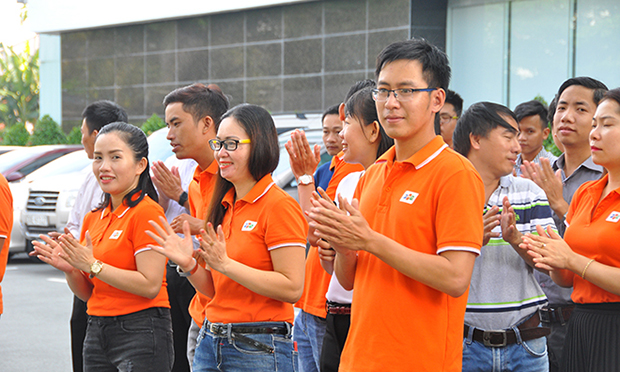 FPT Telecom là đơn vị có quân số tham gia chào cờ đông nhất bởi lượng nhân viên đông đảo làm việc tại FPT Tân Thuận. Người Viễn thông cũng đón nhận những tin vui về đơn vị.