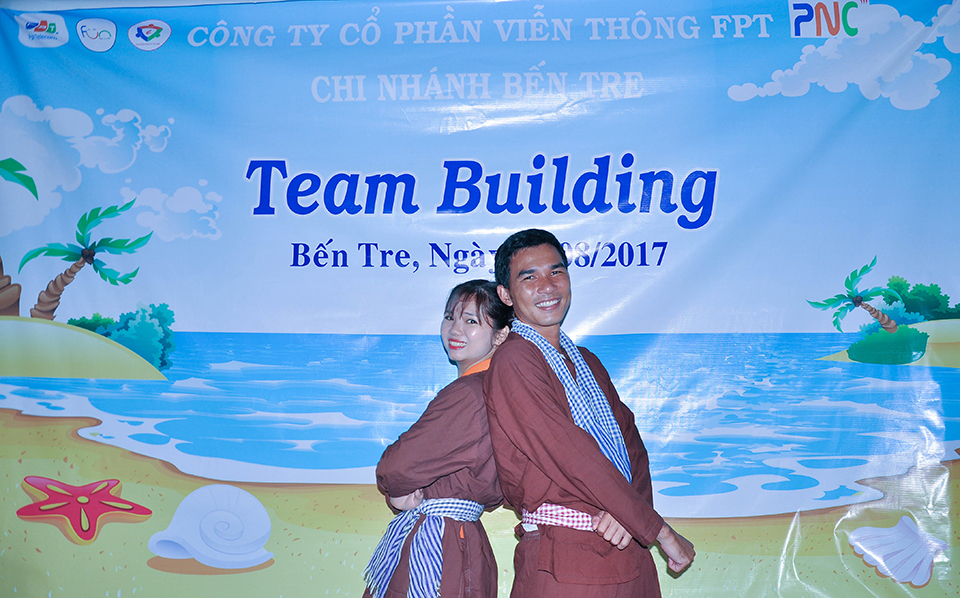 <p> Vợ chồng anh Lê Quang Tuấn, Trưởng phòng kỹ thuật và chị Phạm Thị Thùy Dung, phụ trách công nợ. <a href="http://chungta.vn/tin-tuc/nguoi-fpt/thanh-nien-nha-cao-ke-chuyen-thoat-kiep-fa-nho-cong-ty-60103.html"><strong>Giống như FPT Telecom</strong></a>, chi nhánh Bến Tre cũng đã se duyên cho rất nhiều cặp đôi. </p>
