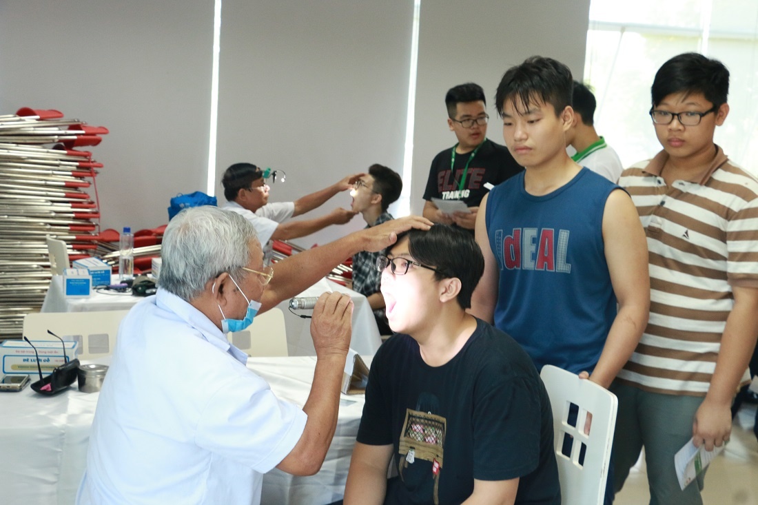 <p class="Normal"> Học sinh được kiểm tra từ sức khỏe tổng quan đến kiểm tra mắt, tai mũi họng, răng…</p>