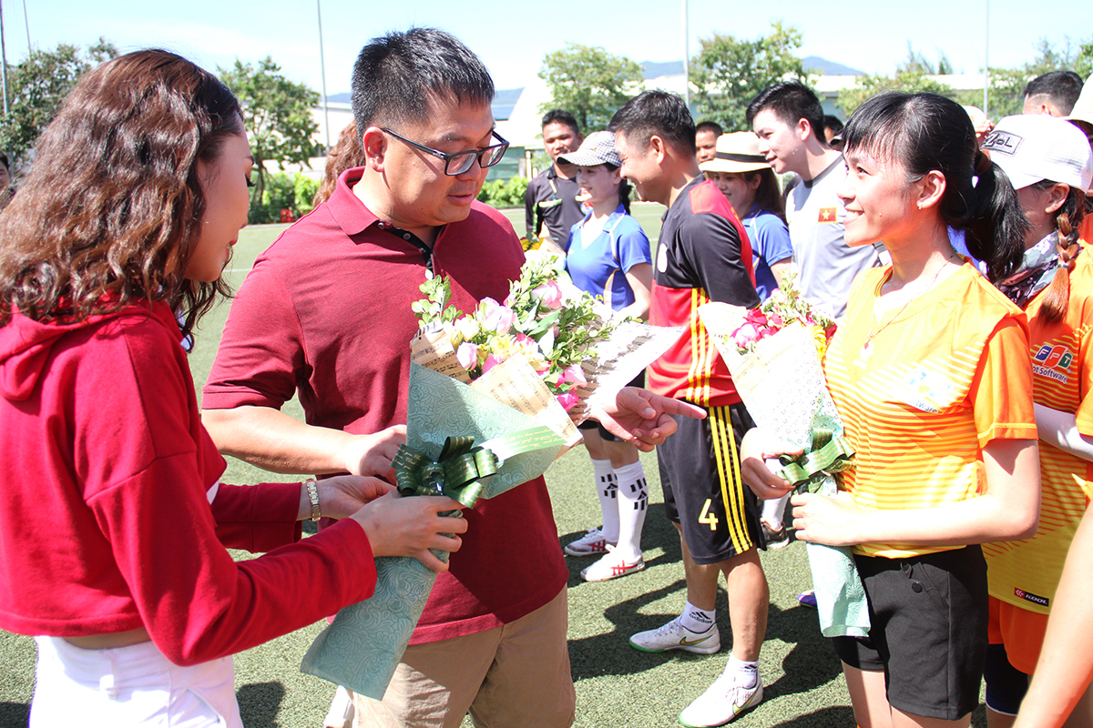 <p style="text-align:justify;"> Chủ tịch FPT Software Hoàng Nam Tiến trao hoa và băng thủ quân cho đại diện đội bóng đá nữ Đà Nẵng. </p>