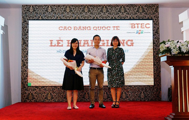 [Bà Lê Thị Hồng Hạnh – Giám Đốc Cao Đẳng Quốc Tế FPT BTEC tặng hoa cho nhà tuyển dụng.