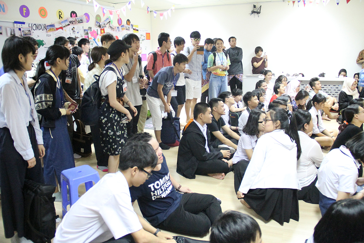 <p> Bên cạnh học sinh và sinh viên Việt Nam, chương trình giao lưu văn hóa còn có sự tham gia của sinh viên Nhật Bản, Brunei, Đài Loan, Indonesia và Honduras đang theo học tại FISEC. </p>