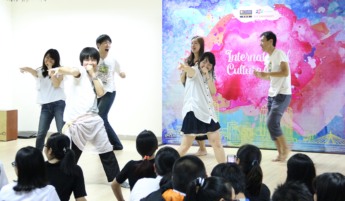 <p style="text-align:justify;"> Lần lượt các đoàn sinh viên Nhật Bản, Brunei, Đài Loan... lên sân khấu thể hiện những ca khúc, điệu nhảy truyền thống của đất nước mình. </p>