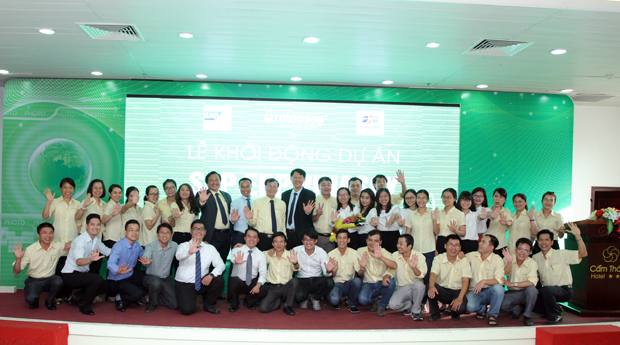 PTGĐ FPT IS ERP Bùi Triệu Anh Tuấn (áo vest đen, đứng giữa) cùng đội dự án 2 bên tại buổi lễ khởi động.