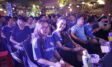 Quán cà phê trung tâm Sài Gòn 'thất thủ' vì fan Ngoại hạng Anh