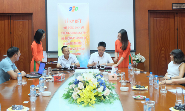 Anh Nguyễn Xuân Viêt, CIO tập đoàn FPT và anh Mai Công Nguyên, TGĐ FPT IS ERP, ký kết hợp đồng dịch vụ triển khai nâng cấp Hệ thống phần mềm Quản trị nhân sự.