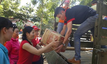 Người FPT cứu trợ bà con Sơn La, Yên Bái