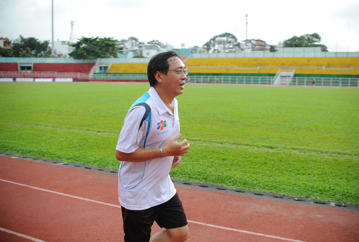 <p> Lão tướng Đinh Quang Tuấn, Phó Ban Bảo đảm Chất lượng (FTQ), là một trong ba vận động viên chạy hết 10 km của cuộc thi - tương đương khoảng 25 vòng sân.</p>