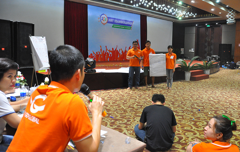<p> Anh Nguyễn Thái Bình, tân Trưởng ban Nhân sự FPT Telecom, nhận xét về phần luận của đội Xanh dương với chủ đề Cách mạng công nghệ 4.0 đối với ngành nhân sự. Đây là vòng thi cuối cùng của hội thi HRT. </p>