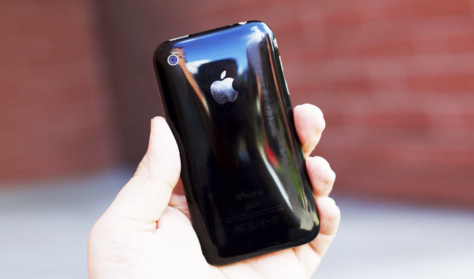 <p class="Normal" style="text-align:justify;"> Thay vì sử dụng nhôm, Apple dùng nhựa cho mặt lưng iPhone 3G. Tuy nhiên, máy vẫn có thiết kế cực kỳ chắc chắn nhờ khung kim loại bên ngoài. Riêng mặt lưng đen bóng, sáng loáng là cảm hứng cho các thế hệ iPhone gần đây. Kết cấu vỏ nhựa và khung kim loại vẫn tiếp tục được sử dụng trên iPhone 3GS, nhưng chiếc máy này còn có thêm phiên bản màu trắng.</p>