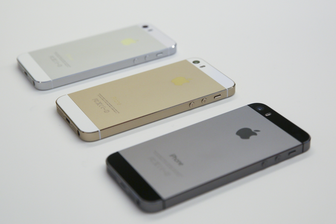 <p class="Normal" style="text-align:justify;"> Không giống như iPhone 4 và 4s, Apple sử dụng kim loại nguyên khối cho iPhone 5. Tuy nhiên, phải đến iPhone 5s, máy mới có mặt của màu vàng (Gold) và lập tức màu sắc này trở thành trào lưu. Rất nhiều smartphone của các hãng khác, đặc biệt là smartphone chạy Android cố gắng ăn theo màu sắc này.</p>