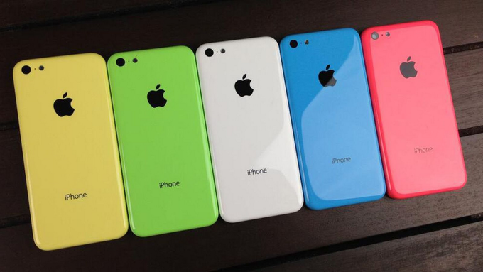 <p class="Normal" style="text-align:justify;"> iPhone 5c cũng xuất hiện sau đó, hướng tới người dùng phân khúc "giá rẻ". Điểm nổi bật nhất trên chiếc điện thoại này là thiết kế vỏ nhựa và có tới 5 màu sắc trẻ trung cho người dùng lựa chọn.</p>