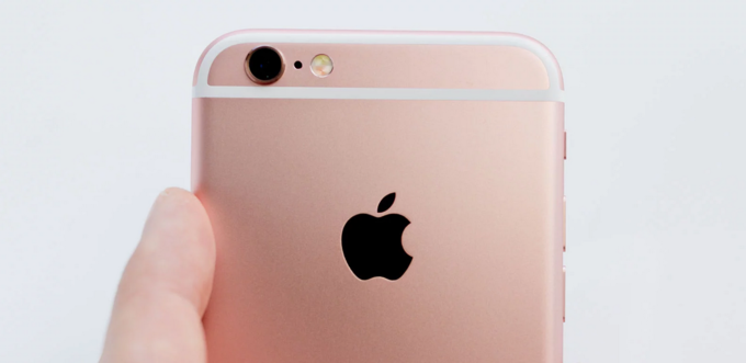 <p class="Normal" style="text-align:justify;"> iPhone 6 được xem là thiết bị có thiết kế lột xác so với iPhone 5s khi các cạnh bo tròn hơn. Tuy nhiên, trên sản phẩm này, Apple chỉ chú trọng đến sự hoàn thiện thay vì bổ sung màu mới. Phải đến iPhone 6s (tháng 9/2015), màu vàng hồng (Rose Gold) mới xuất hiện và cũng nhanh chóng tạo xu thế. Màu sắc này sau đó còn xuất hiện trên iPhone SE (tháng 3/2016).</p>