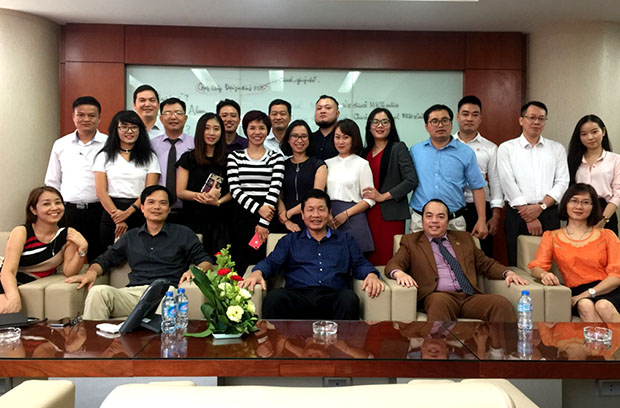 Các thành viên đầu tiên của Cộng đồng FBiz cùng chủ tịch Trương Gia Bình.