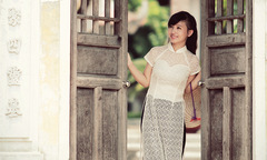'Hoa Uyển Nhi' duyên dáng áo dài
