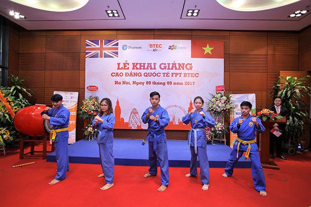 <p> Màn biểu diễn Vovinam truyền thống cũng xuất hiện trên sân khấu của chương trình.</p>