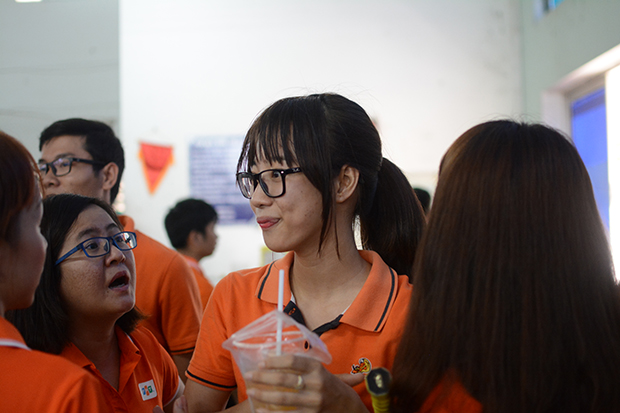 Chị Cảnh Tiên, Phòng Công tác sinh viên, ĐH FPT Cần Thơ trong "vòng tay" chăm sóc của các đồng nghiệp trước khi bước vào trận đấu quyết định.