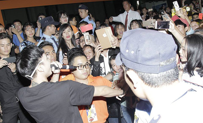 <p class="Normal" style="text-align:justify;"> 20h, nam ca sỹ Soobin Hoàng Sơn đã xuất hiện trong niềm vui vỡ òa của các fan và toàn thể sinh viên Polytechnic Tây Nguyên.</p>