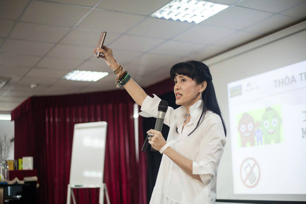 Những chia sẻ của cô Hồng Phương mang đến những trải nghiệm thú vị cho tân sinh viên ĐH FPT. Ảnh: Phòng Công tác sinh viên, ĐH FPT