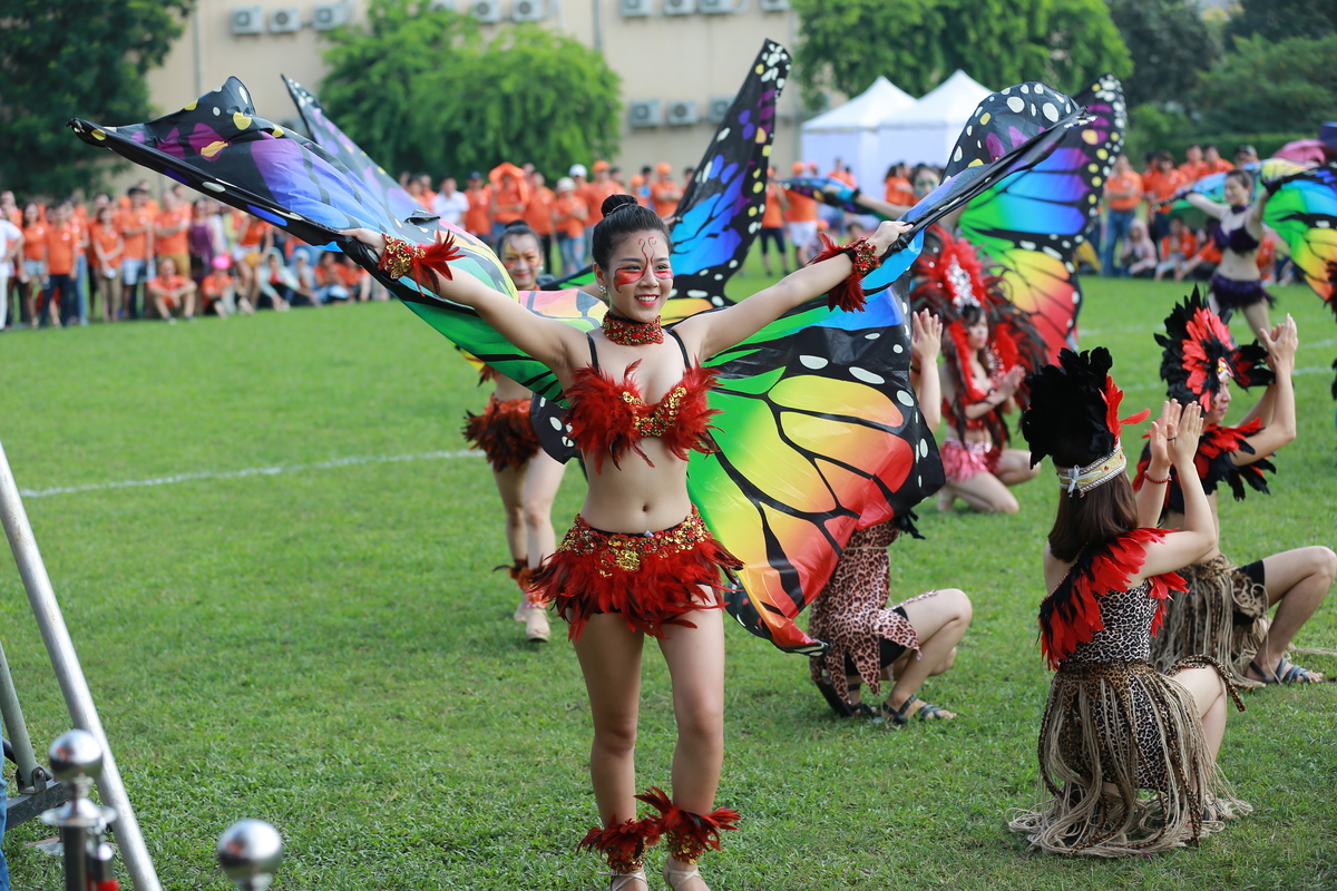 <p> Các vũ công FPT Software nổi bật khi diện cánh bướm đa sắc màu.</p>