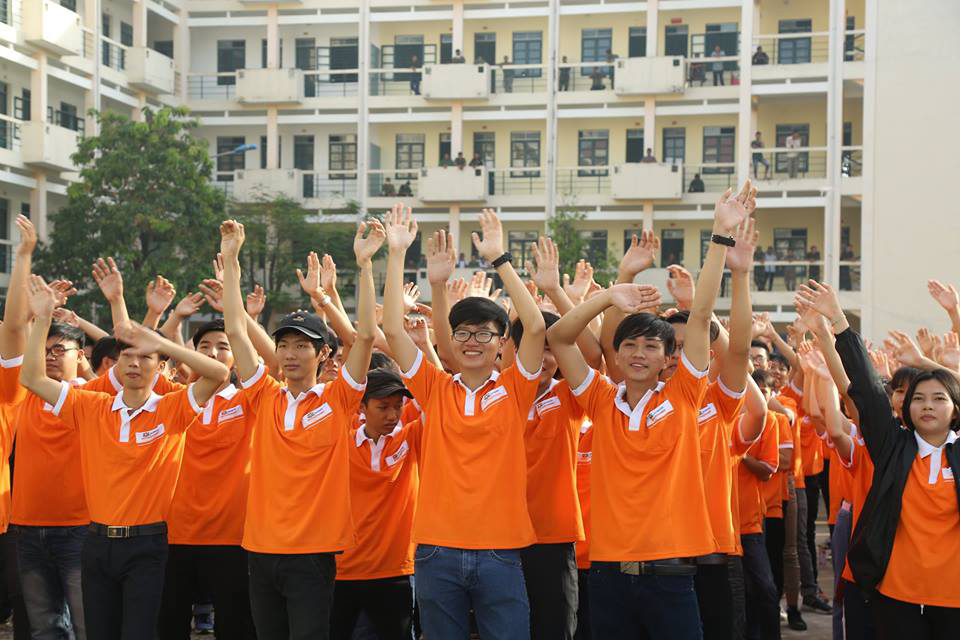 <p> 1.500 tân sinh viên đã tham dự lễ khai giảng Khóa 13 (K13) của FPT Polytechnic HCM được tổ chức từ 6h30 đến 20h ngày 17/9 tại Trường quân sự Quân Khu 7, quận 12,  nơi sinh viên đang tham gia kỳ học quân sự trước khi nhập học chính thức. </p>