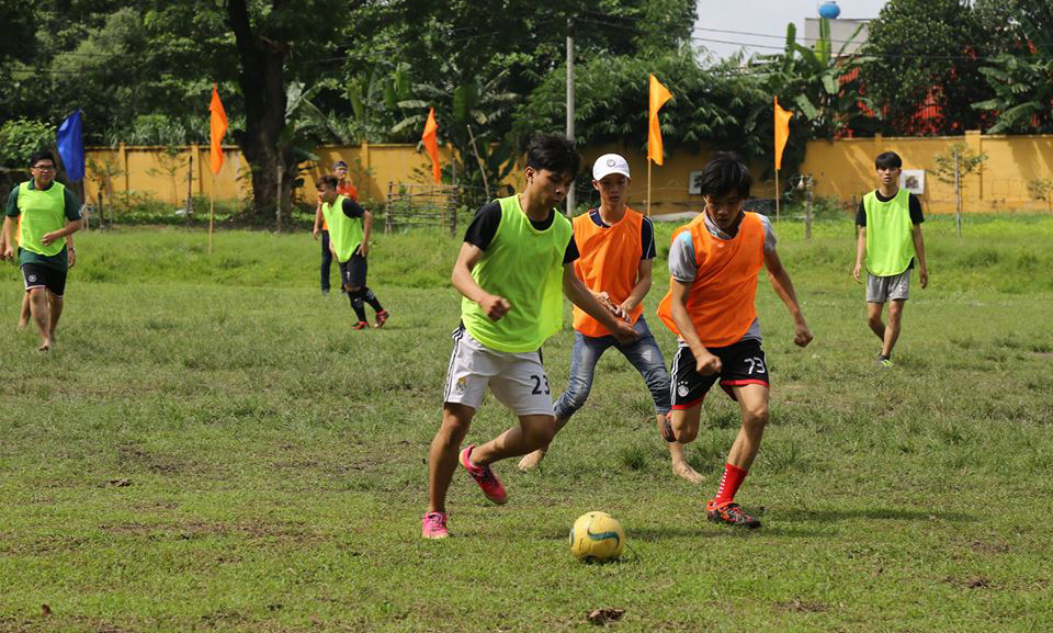 <p> Sau phần xếp hình và chụp hình tập thể, tân sinh viên bước vào phần thi chung kết Bóng đá mini, Bóng sọt nữ, Cờ tướng, Nhảy cổ vũ (Cheer dance). Vòng loại và bán kết đã được nhà trường tổ chức trước đó. Buổi chiều, các "chú ong" mới của nhà F-Poly được tham gia các trò chơi vận động ngoài trời, trò chơi dân gian và có hơn hai giờ (16h - 18h30) để nghỉ ngơi trước khi bước vào Nhạc hội Đi để trở về. </p>