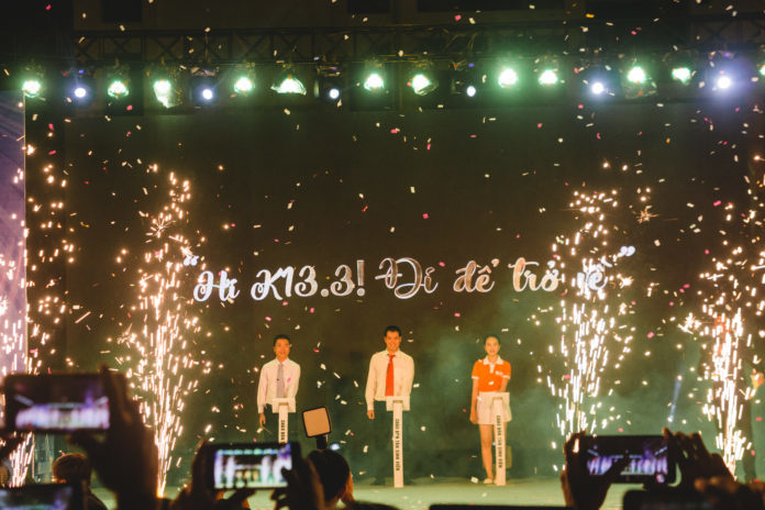 <p> Anh Vũ Chí Thành, anh Trần Vân Nam và tân sinh viên Trương Đào Bích Thảo mang đến màn nghi thức đánh trống khai trường ứng dụng công nghệ số kết hợp hiệu ứng âm thanh, ánh sáng và màn hình LED làm mãn nhãn các "thần dân" F- Poly. </p>