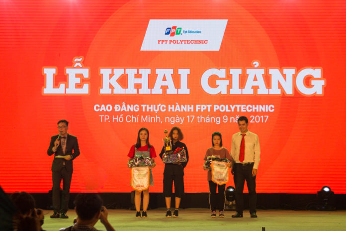 <p> Đại diện các đội vô địch môn Bóng đá nam, Bóng sọt nữ và Cờ tướng nhận bằng khen và phần thưởng của BTC. </p>