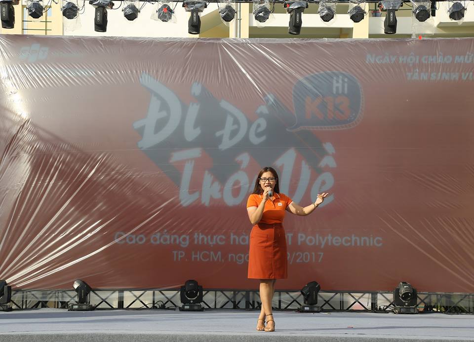 <p> Chị Nguyễn Quỳnh Anh, cán bộ Ban Văn hóa - Đoàn thể FPT, tham dự lễ khai giảng và hướng dẫn sinh viên nhảy điệu "Dân vũ FPT", mô tả những hoạt động mà người FPT sử dụng trong công việc hằng ngày như gõ bàn phím, chém gió...</p>