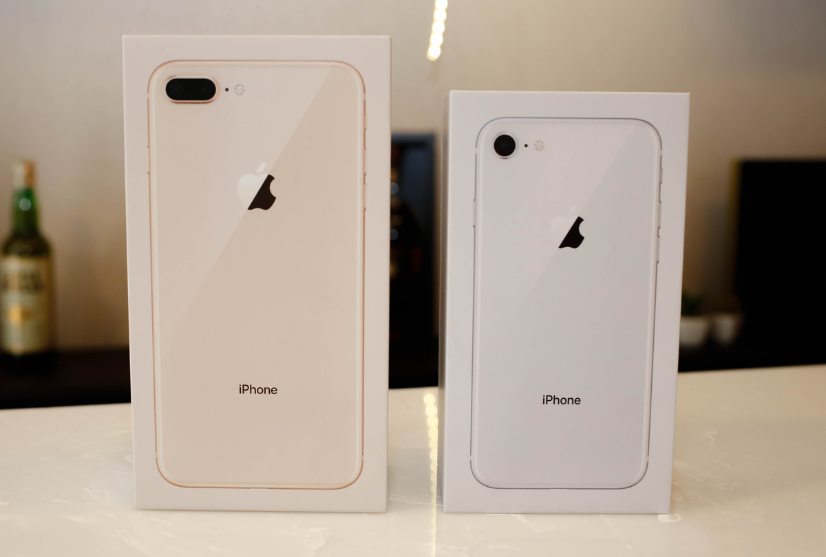 <p> Mặc dù 22/9 iPhone 8 mới chính thức mở bán trên toàn cầu, máy xách tay từ Hong Kong đã bắt đầu về Việt Nam. Hộp đựng máy vẫn có thiết kế cũ nhưng Apple sử dụng hình ảnh mặt lưng của hai model iPhone 8 và 8 Plus. </p>