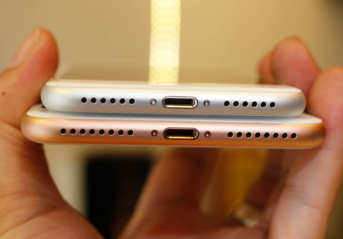 <p> Thế hệ iPhone 8 sử dụng chip A11 Bionic mạnh mẽ, hỗ trợ tính năng sạc không dây. <br />  </p>