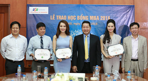 Á Hậu Thụy Vân và MC Thu Hương đã nhận được học bổng MBA năm 2016 của Viện Quản trị kinh doanh FSB