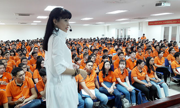 'Tiến sĩ não bộ' truyền niềm tin chiến thắng cho tân sinh viên FPT