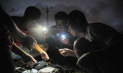 Băng rừng, vượt đầm lầy đi hàn cáp trong đêm