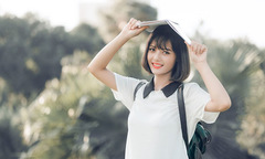 Nữ sinh Cao đẳng FPT dịu dàng khoe sắc dưới nắng thu Hà Nội