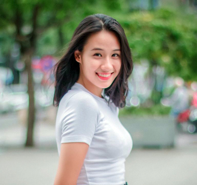 <p> Lê Ngọc Quỳnh Anh là sinh viên khoá 13 ngành Kinh doanh quốc tế. Cô nàng thường được bạn bè thân gọi là Sam. Sam chọn ĐH FPT để bản thân tự tin, năng động hơn, hay theo cách nói của cô nàng là “lầy lội hơn”.</p>
