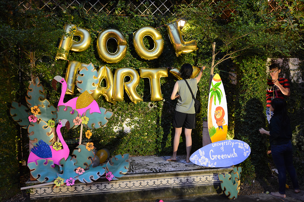 <p> Đây cũng là năm đầu tiên ĐH Greenwich Việt Nam tổ chức tiệc bên hồ bơi dành cho sinh viên của trường. Hoạt động này nhằm giúp các em "xả hơi" sau học kỳ Summer để chuẩn bị cho học kỳ tiếp theo.</p>