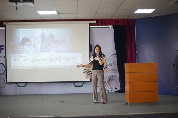 Giám đốc khối Giáo dục - Microsoft Việt Nam chia sẻ với hơn 150 người tham dự về mô hình giáo dục mới tại hội thảo FPT EduCamp 2016 với chủ đề "Hướng tới chuẩn quốc tế trong tổ chức giáo dục"