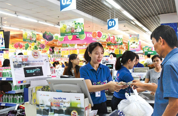 Sự cạnh tranh gay gắt giữa các hệ thống bán lẻ tại Việt Nam cũng khiến việc giữ chân nhân sự trong ngành này trở thành bài toán khó cho doanh nghiệp. Ảnh minh họa.