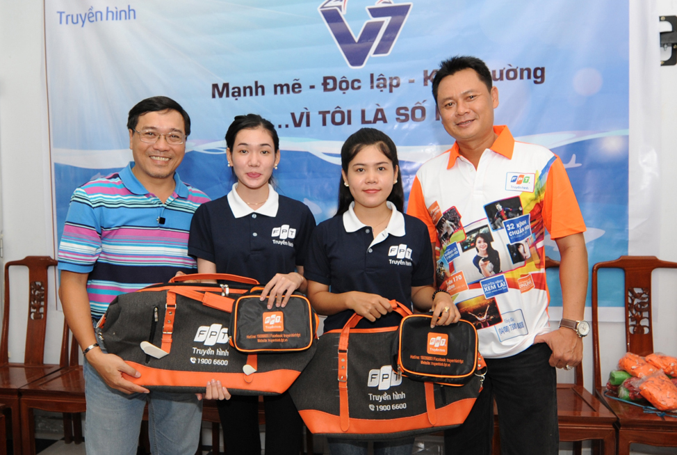 <p> Anh Đinh Quang Tuấn, Phó ban Đảm bảo Chất lượng (FQA), và Phó Giám đốc Vùng 7 Nguyễn Phong Phú trao phần thưởng cho hai nữ sales Đồng Tháp với giải thưởng về đích tháng 9.</p>