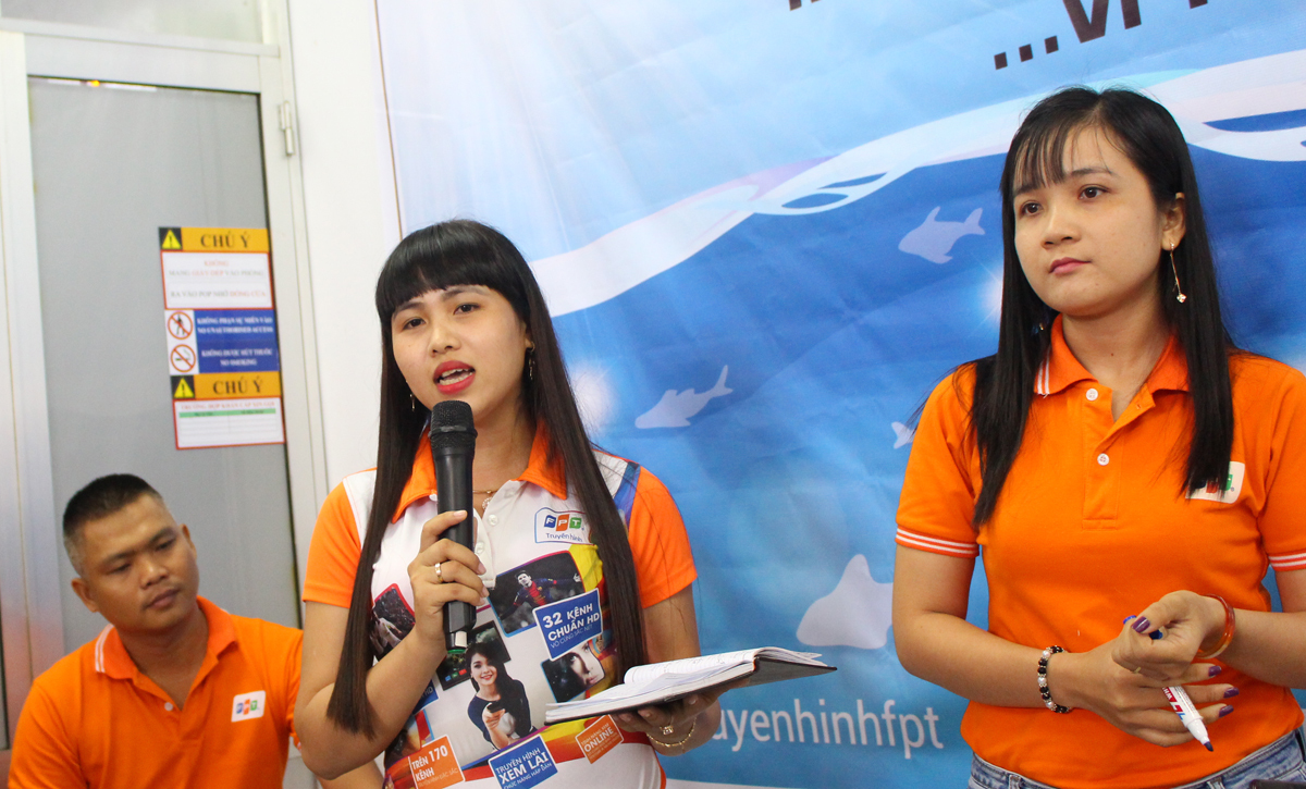 <p> Nguyễn Kiều Diễm (giữa), FPT Telecom Cà Mau, đại diện đội 4 trình bày phần thi với từ khoá: Sáng chợ - Chiều trường - Tối demo.</p>