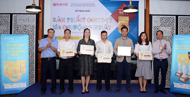 Chị Lâm Huỳnh Anh (thứ 2 từ phải qua) đại diện FPT Shop nhận giải.