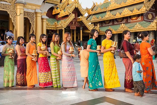 Trang phục truyền thống của người Myanmar có tên gọi là Longyi, một loại váy lấp lánh được mặc bởi cả nam giới và phụ nữ. Đàn ông sẽ buộc chúng họ ở phía trước trong khi phụ nữ sẽ gấp chiếc váy đó lại và luôn giữ bên mình.